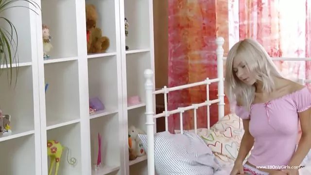 الجنس أي تسجيل فتاة سكيس أجنبي جميلة في جوارب مارس الجنس