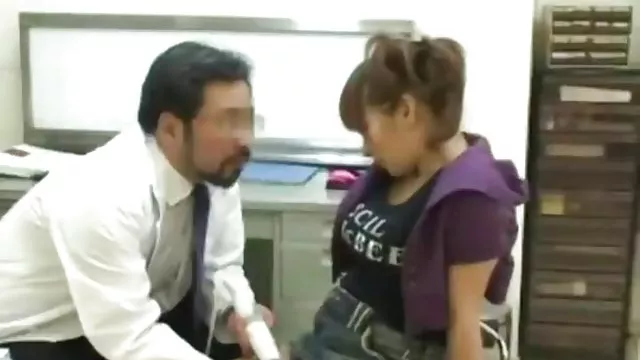 الجنس أي تسجيل سمراء فتاة آسيوية يحب أن تمتص سكسأجنبي على الأرض